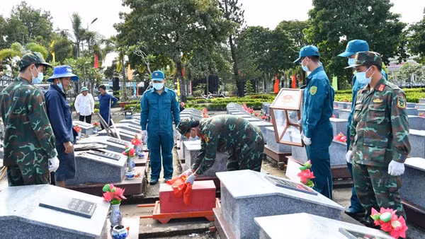 Cán bộ, chiến sĩ tiến hành lấy mẫu hài cốt của 643 mộ liệt sĩ chưa xác định được thông tin tại Nghĩa trang liệt sĩ Hòn Đất. (Ảnh: THU HƯƠNG).