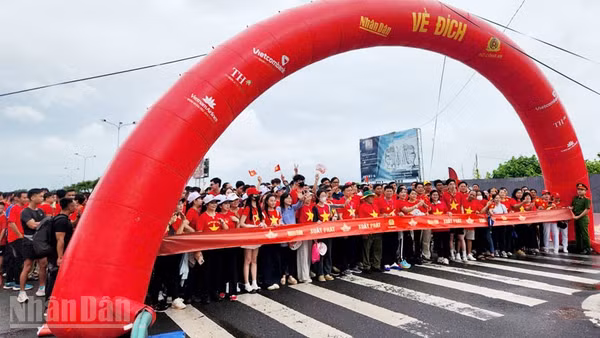 Chương trình đi bộ “Cùng Việt Nam tiến bước” năm 2025 trên địa bàn tỉnh An Giang. (Ảnh: QUỐC TRINH)