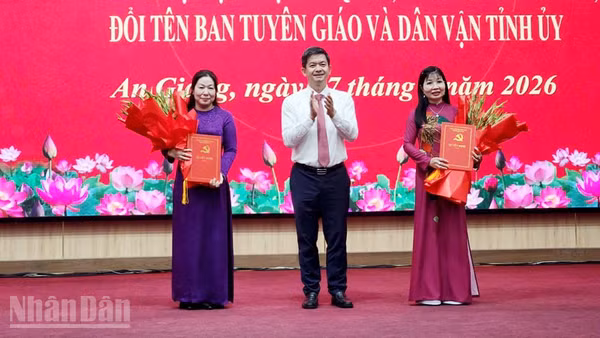 Bí thư Tỉnh ủy An Giang Lê Quang Tùng tặng hoa chúc mừng Đảng bộ Hội đồng nhân dân tỉnh và Đảng bộ Mặt trận Tổ quốc, các đoàn thể tỉnh An Giang. (Ảnh: QUỐC TRINH)