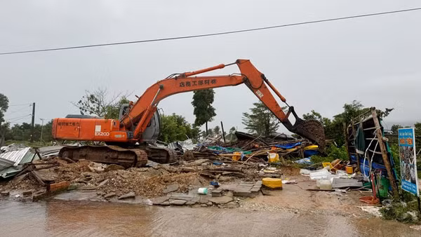 Phương tiện thực hiện cưỡng chế, thu hồi diện tích đất vi phạm ở Phú Quốc. (Ảnh: HOÀNG DUNG)