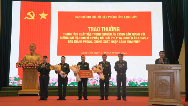 Trao thưởng thành tích xuất sắc cho các đơn vị. (Ảnh: LÝ NHẤT)