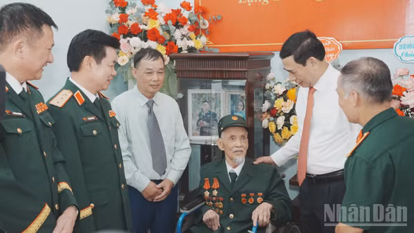 Đoàn công tác lãnh đạo Đảng, Nhà nước và Bộ Quốc phòng hỏi thăm sức khỏe đồng chí Đảng viên lão thành Nguyễn Thuận An. (Ảnh: QUỐC ĐẠT)