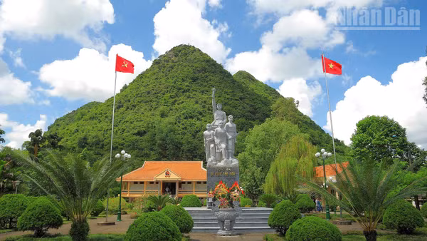Tượng đài Khởi nghĩa Bắc Sơn. (Ảnh: DOÃN TUẤN)