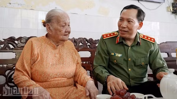 Thượng tướng Lê Văn Tuyến đến thăm gia đình Mẹ Việt Nam Anh hùng Đặng Thị Liễu, ở phường Rạch Giá.