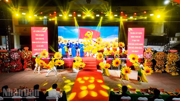 Chương trình văn nghệ tại lễ tổng kết "Tết quân-dân" năm 2026. (Ảnh: PHƯƠNG VŨ)