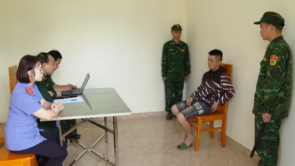Lực lượng chức năng lấy lời khai của đối tượng Lưu Văn Thọ. (Ảnh: VI TOÀN)