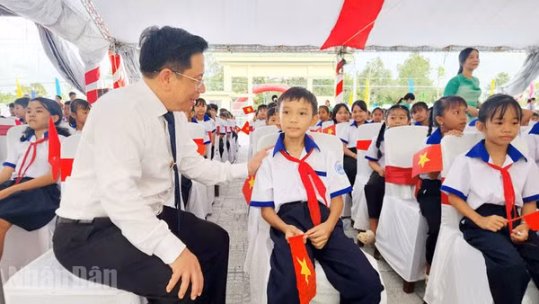 Lãnh đạo tỉnh An Giang và học sinh trong ngày khai giảng năm học mới 2026-2027. (Ảnh: QUỐC TRINH)