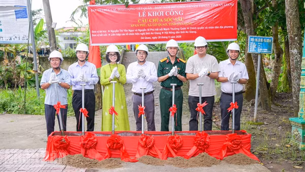 Các đại biểu, nhà tài trợ và chính quyền địa phương thực hiện nghi thức động thổ, chính thức khởi công xây dựng cầu chùa Sóc Sâu. (Ảnh: QUỐC TRINH)