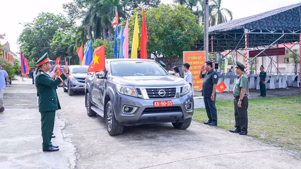 Cán bộ, chiến sĩ Đội K92, Đội K93 chính thức xuất quân, lên đường sang Campuchia, tiếp tục hành trình tìm kiếm, quy tập hài cốt liệt sĩ. (Ảnh: PHƯƠNG VŨ)
