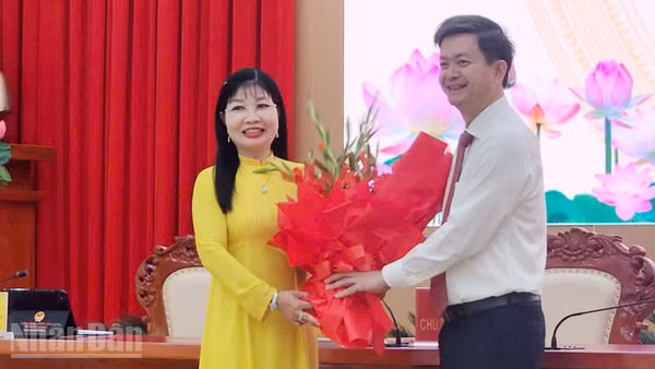 Ủy viên Trung ương Đảng, Bí thư Tỉnh ủy An Giang Lê Quang Tùng tặng hoa, chúc mừng đồng chí Trần Thị Thanh Hương được bầu giữ chức Chủ tịch Hội đồng nhân dân tỉnh An Giang khóa 11, nhiệm kỳ 2026-2031. (Ảnh: QUỐC TRINH)