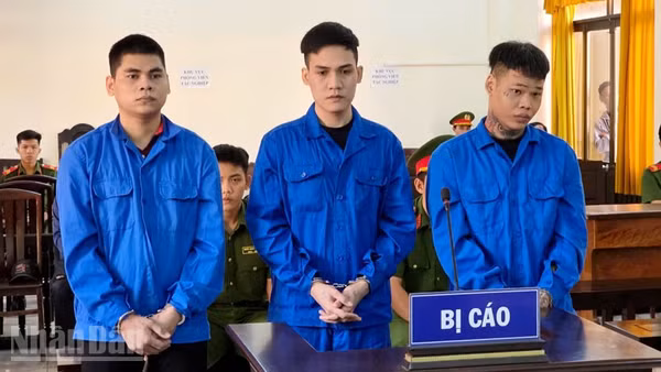 Tấn (bìa trái), Quý và Thật (bìa phải) tại phiên tòa. (Ảnh: VĂN VŨ)