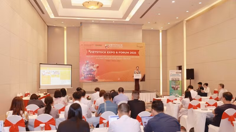 Đại diện các doanh nghiệp và cơ quan báo chí tại buổi họp báo.