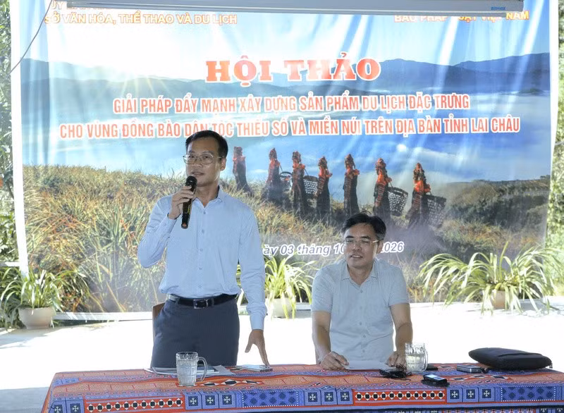 Đại diện lãnh đạo báo Pháp Luật Việt Nam và Sở Văn hóa, Thể thao và Du lịch Lai Châu chủ trì hội thảo. (Ảnh: BẢO TRUNG)