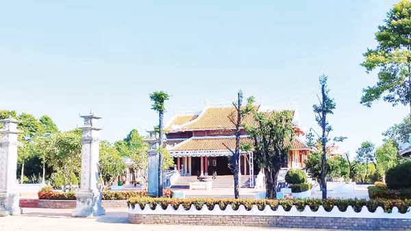 Toàn cảnh Đền tưởng niệm Liệt sĩ Trường Sơn-Bến Tắt.