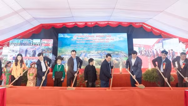 Các đồng chí lãnh đạo Bộ Dân tộc và Tôn giáo, Bộ Tài chính và tỉnh Tuyên Quang thực hiện nghi thức khởi công Trường phổ thông nội trú liên cấp tiểu học và trung học cơ sở Nghĩa Thuận.