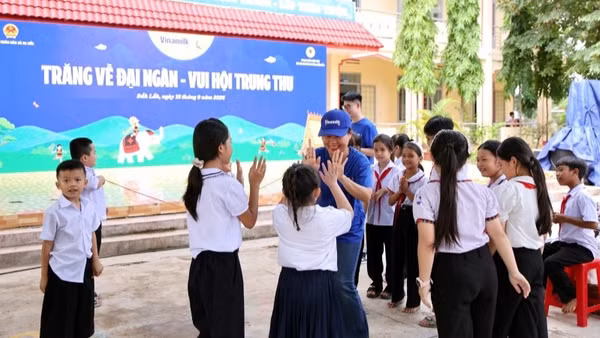 Các em nhỏ hào hứng tham gia trò chơi cùng nhân viên Vinamilk trong ngày hội trăng rằm. (Ảnh: NGUYỄN HOÀNG)