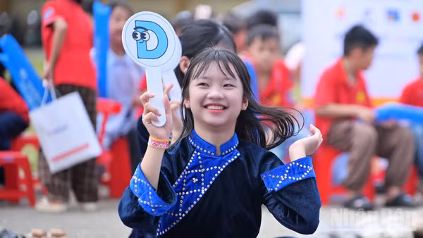 Học sinh xã Nghĩa Tá (tỉnh Thái Nguyên) tham gia cuộc thi "Rung chuông vàng" trong chặng đầu tiên của Hành trình "Lớp học reo vui". (Ảnh: LINH PHAN)