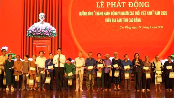 Lãnh đạo tỉnh Cao Bằng tặng quà người cao tuổi hoàn cảnh khó khăn. (Ảnh: Báo Cao Bằng)