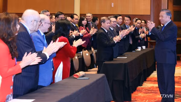 Tổng Bí thư, Chủ tịch nước Tô Lâm gặp cán bộ, nhân viên Đại sứ quán và đại diện cộng đồng người Việt Nam tại Canada. (Ảnh: TTXVN)