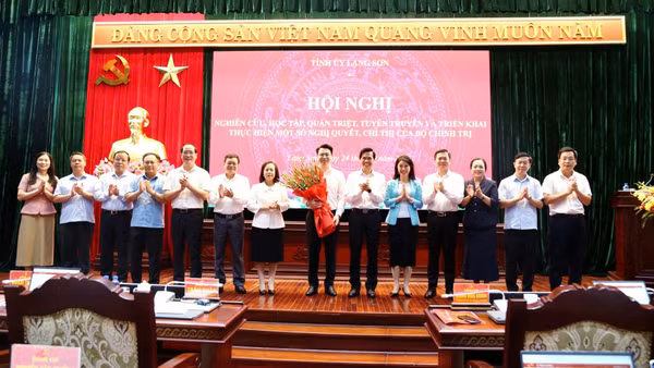 Đồng chí Trần Quân, Ủy viên dự khuyết Trung ương Đảng, Phó Bí thư Thường trực Tỉnh ủy, ra mắt Ban Chấp hành Đảng bộ tỉnh Lạng Sơn. (Ảnh: THANH MAI)