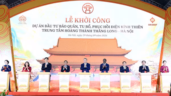 Tổng Bí thư, Chủ tịch nước Tô Lâm và các đại biểu thực hiện nghi thức khởi công Dự án đầu tư bảo quản, tu bổ, phục hồi Điện Kính Thiên. (Ảnh: ĐĂNG KHOA)