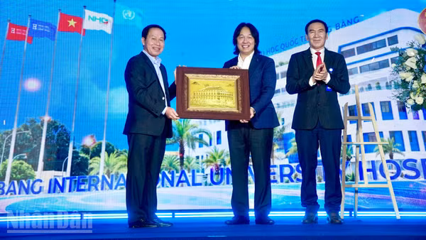 Phó Thủ tướng Lê Tiến Châu trao quà lưu niệm cho đại diện Bệnh viện Đại học quốc tế Hồng Bàng. (Ảnh: KHANG ANH)