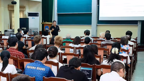 Giáo sư Đào Hải Long chia sẻ về bài giảng đại chúng toán học và trí tuệ nhân tạo. (Ảnh: HUY HOÀNG)