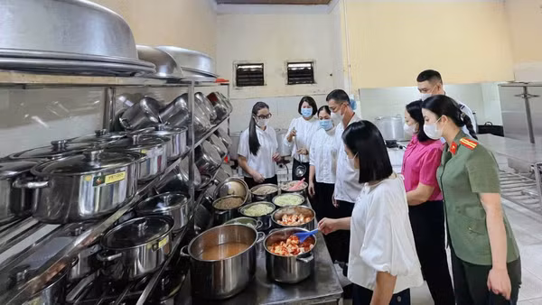 Tuyên Quang tăng cường kiểm tra việc bảo đảm an toàn thực phẩm tại các bếp ăn tập thể, căng tin trong các cơ sở giáo dục. (Ảnh: CTV)