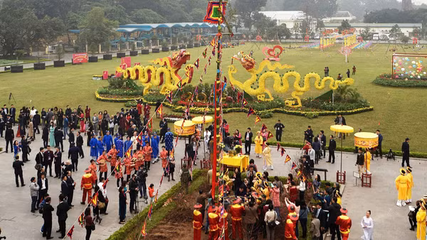 Nhân dịp năm mới, bà con kiều bào dâng hương và dựng cây nêu ở Hoàng thành Thăng Long, Hà Nội. (Ảnh: TRẦN GIANG)