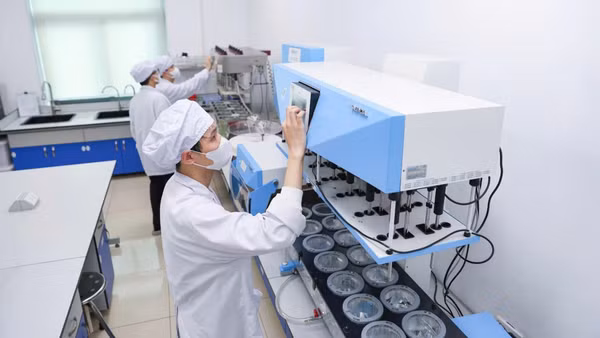 Kiểm nghiệm viên Công ty cổ phần Traphaco vận hành hệ thống kiểm tra, giám sát chất lượng thuốc.