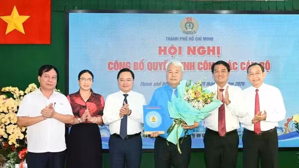 Chủ tịch Tổng Liên đoàn Lao động Việt Nam Nguyễn Anh Tuấn chúc mừng đồng chí Võ Khắc Thái. (Ảnh: VIỆT DŨNG)