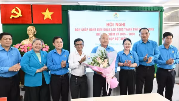Đồng chí Võ Khắc Thái, Chủ tịch Liên đoàn Lao động thành phố khóa I, nhiệm kỳ 2025-2030, ra mắt tại hội nghị. (Ảnh: VIỆT DŨNG)