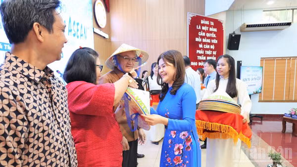 Phường Bình Thạnh tặng quà cho bạn bè quốc tế tham dự chương trình “Hương trà-Ấm tình ASEAN”. (Ảnh: MAI HOA)
