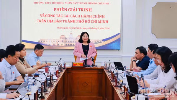 Bà Nguyễn Trường Nhật Phượng, Thành ủy viên, Phó Chủ tịch Hội đồng nhân dân Thành phố Hồ Chí Minh phát biểu tại phiên giải trình. (Ảnh: Vương Lê)