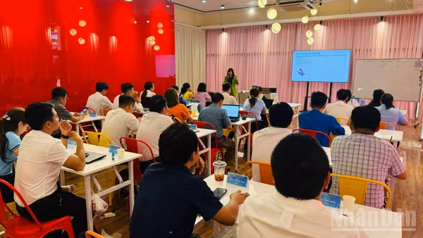 Lớp tập huấn về chuyển đổi số cho cán bộ Mặt trận diễn ra sáng 17/8. (Ảnh: VƯƠNG LÊ)