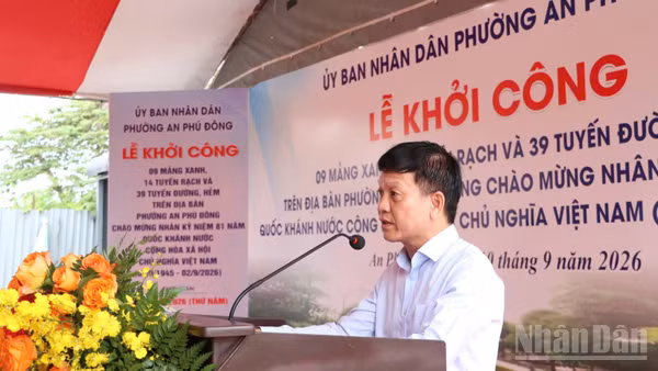 Đồng chí Đỗ Đăng Ái, Phó Bí thư Đảng ủy, Chủ tịch Ủy ban nhân dân phường An Phú Đông phát biểu tại buổi lễ. (Ảnh: Vương Lê)