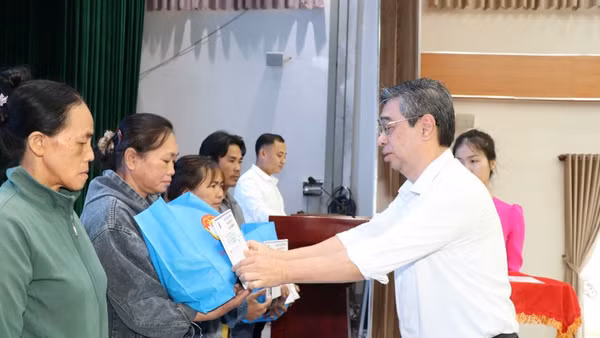 Lãnh đạo Thành phố Hồ Chí Minh trao thẻ Bảo hiểm y tế và quà cho người dân có hoàn cảnh khó khăn trên địa bàn.