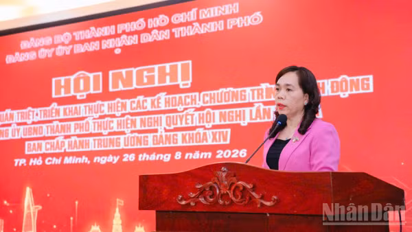 Đồng chí Nguyễn Thanh Xuân, Thành ủy viên, Phó Bí thư Đảng ủy Ủy ban nhân dân Thành phố phát biểu tại hội nghị. (Ảnh: Vương Lê)