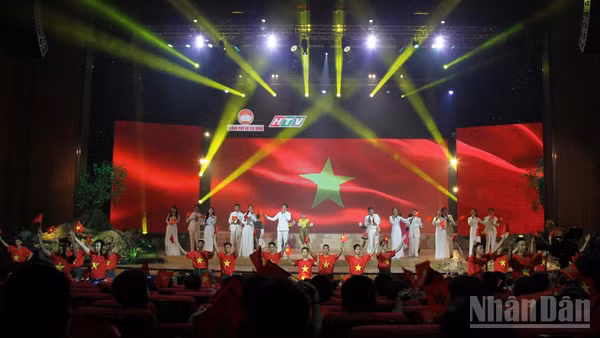 Tiết mục văn nghệ tại Chương trình giao lưu nghệ thuật “Hướng về biên giới, biển, đảo Tổ quốc” năm 2026. (Ảnh: VŨ HOÀNG)