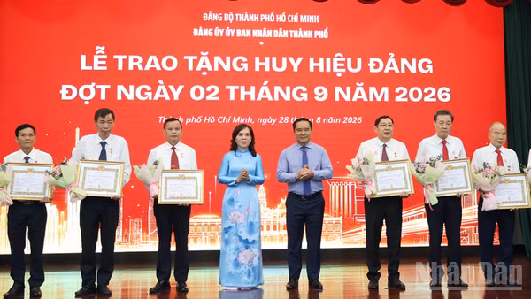 Các đồng chí tròn tuổi Đảng được nhận Huy hiệu Đảng đợt ngày 2/9 năm 2026. (Ảnh: VƯƠNG LÊ)