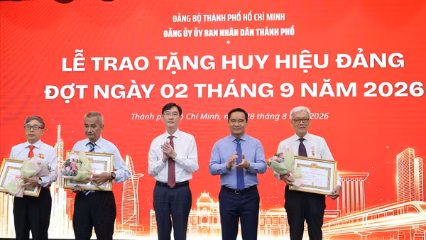 Lễ trao tặng Huy hiệu Đảng đợt ngày 2/9/2026 cho các đảng viên thuộc Đảng bộ Thành phố Hồ Chí Minh. (Ảnh: Vương Lê)
