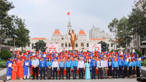 Các cặp đôi đã tham gia hoạt động dâng hoa Chủ tịch Hồ Chí Minh tại Công viên Tượng đài Bác Hồ (phố đi bộ Nguyễn Huệ). (Ảnh: Ban tổ chức)