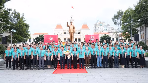 Đoàn đại biểu tham gia chương trình "Hành trình theo chân Bác" năm 2026 dâng hoa, báo công với Bác.