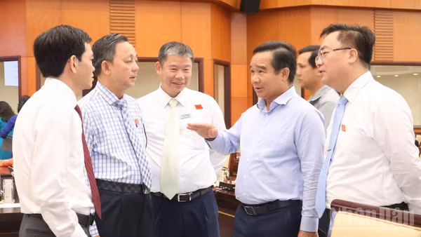 Các đại biểu trao đổi tại kỳ họp. (Ảnh: VƯƠNG LÊ)