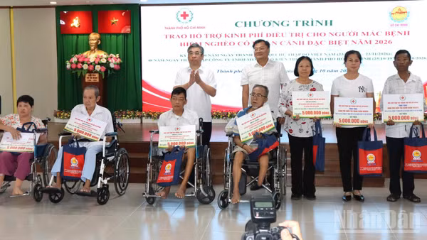 Ủy viên Trung ương Đảng, Phó Bí thư Thành ủy Thành phố Hồ Chí Minh Nguyễn Phước Lộc trao hỗ trợ đến bệnh nhân mắc bệnh hiểm nghèo có hoàn cảnh khó khăn. (Ảnh: VƯƠNG LÊ)