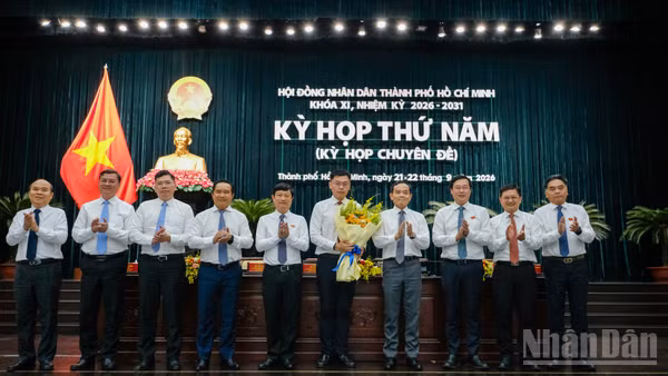 Lãnh đạo thành phố Hồ Chí Minh chúc mừng đồng chí Trương Minh Huy Vũ. (Ảnh: THẾ ANH)