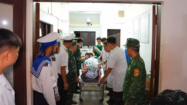 Bệnh nhân được cấp cứu tại Bệnh xá Đảo Trường Sa Lớn trong tình trạng bệnh khá nặng. (Ảnh: BVCC)