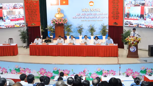 Chủ tịch Quốc hội Trần Thanh Mẫn cùng các đại biểu Quốc hội đơn vị bầu cử số 6 tiếp xúc cử tri thành phố trước kỳ họp thứ 2, Quốc hội khóa XVI. (Ảnh: VƯƠNG LÊ)