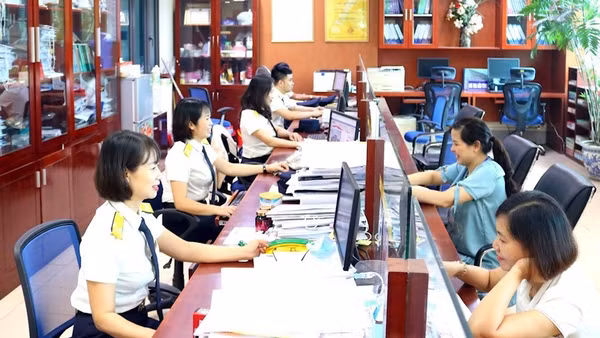 Cán bộ thuế thành phố hỗ trợ hướng dẫn người nộp thuế kê khai, quyết toán thuế. (Ảnh: Minh Hiệp)