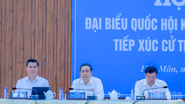 Chủ tịch Quốc hội Trần Thanh Mẫn và các thành viên Tổ đại biểu Quốc hội số 12 tiếp xúc cử tri.
